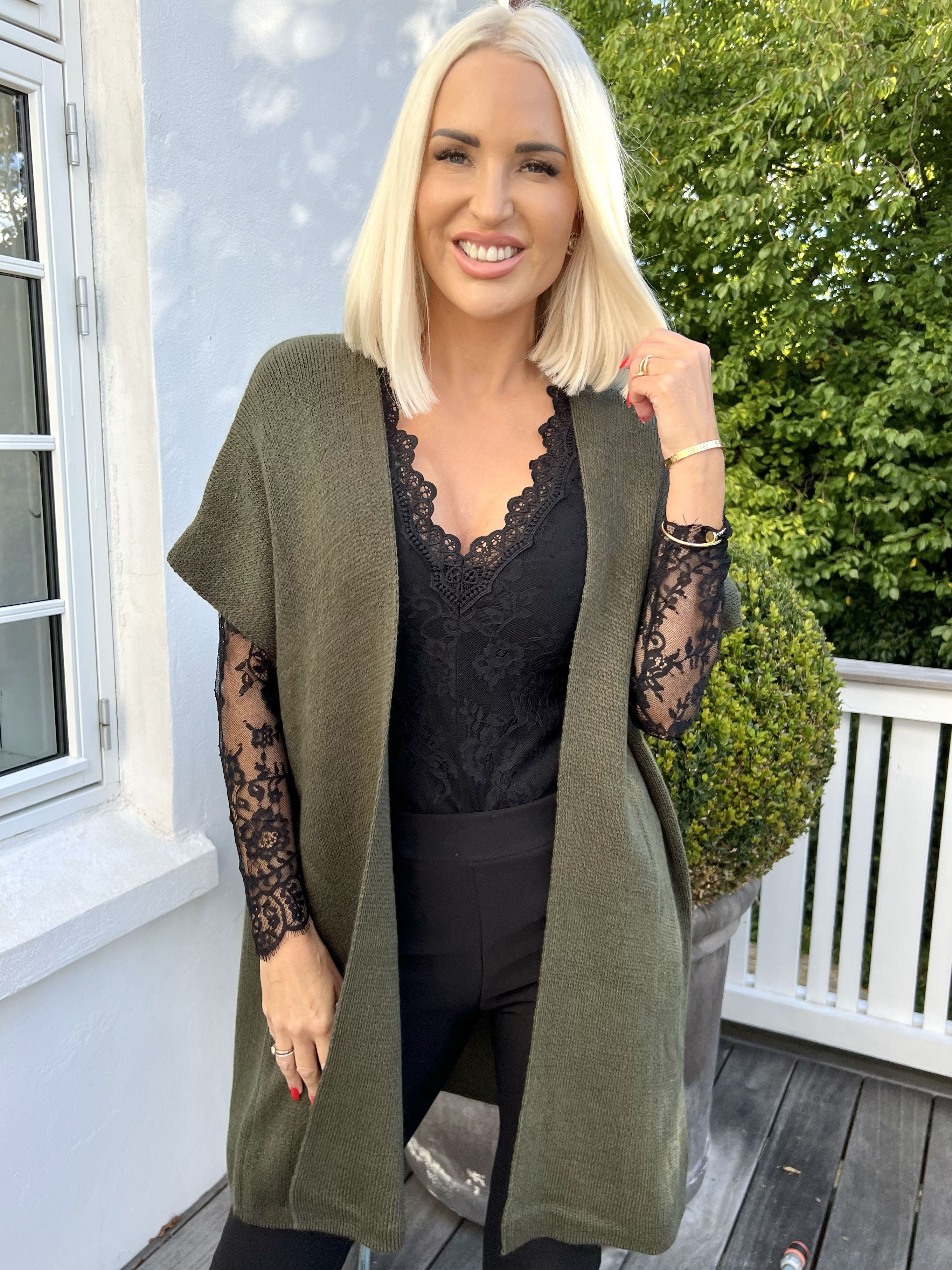 Tilly Plain - Stickad kofta utan ärmar